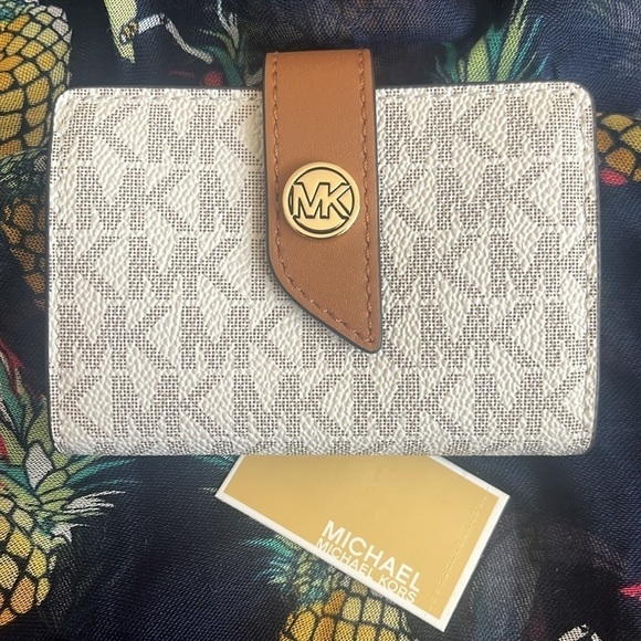 Brand New Michael Kors Vanilla Acorn Small Tab Card Case Holder Snap Close - Picture 1 of 15